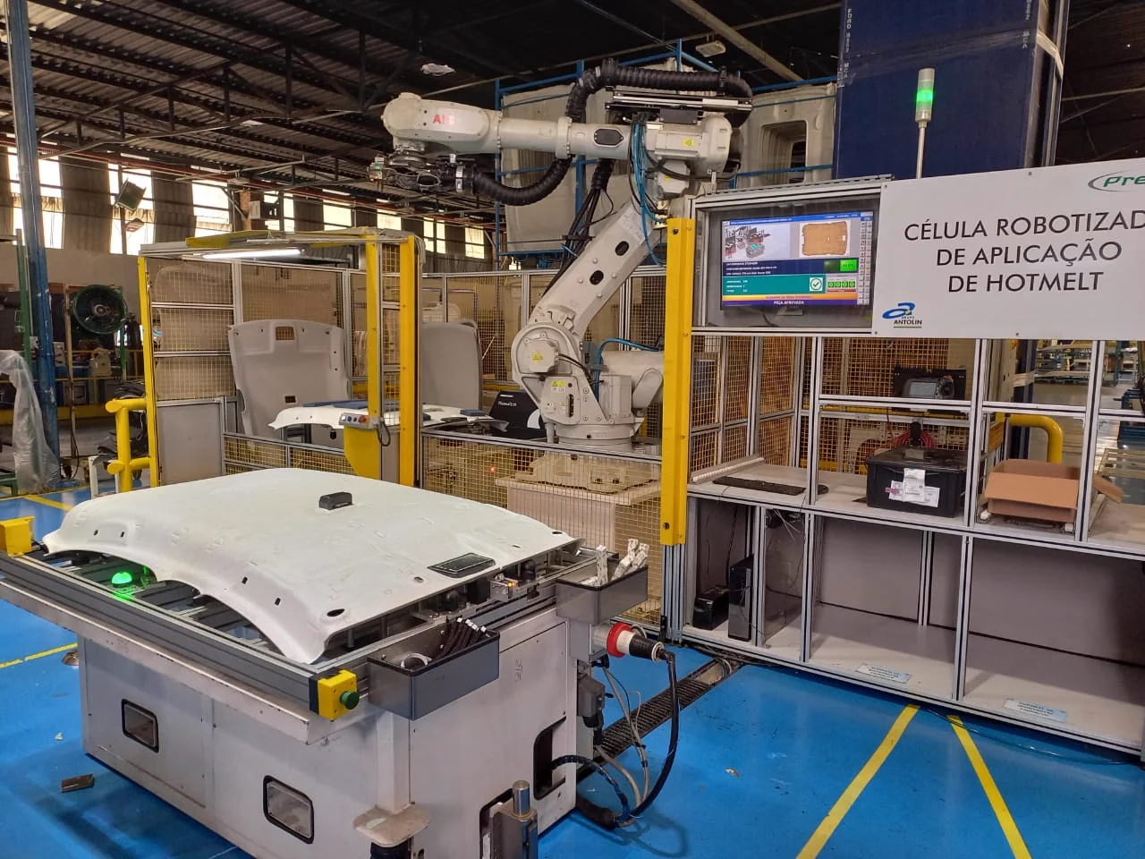 Célula robotizada de aplicação de hotmelt desenvolvida pela Prefer Automação